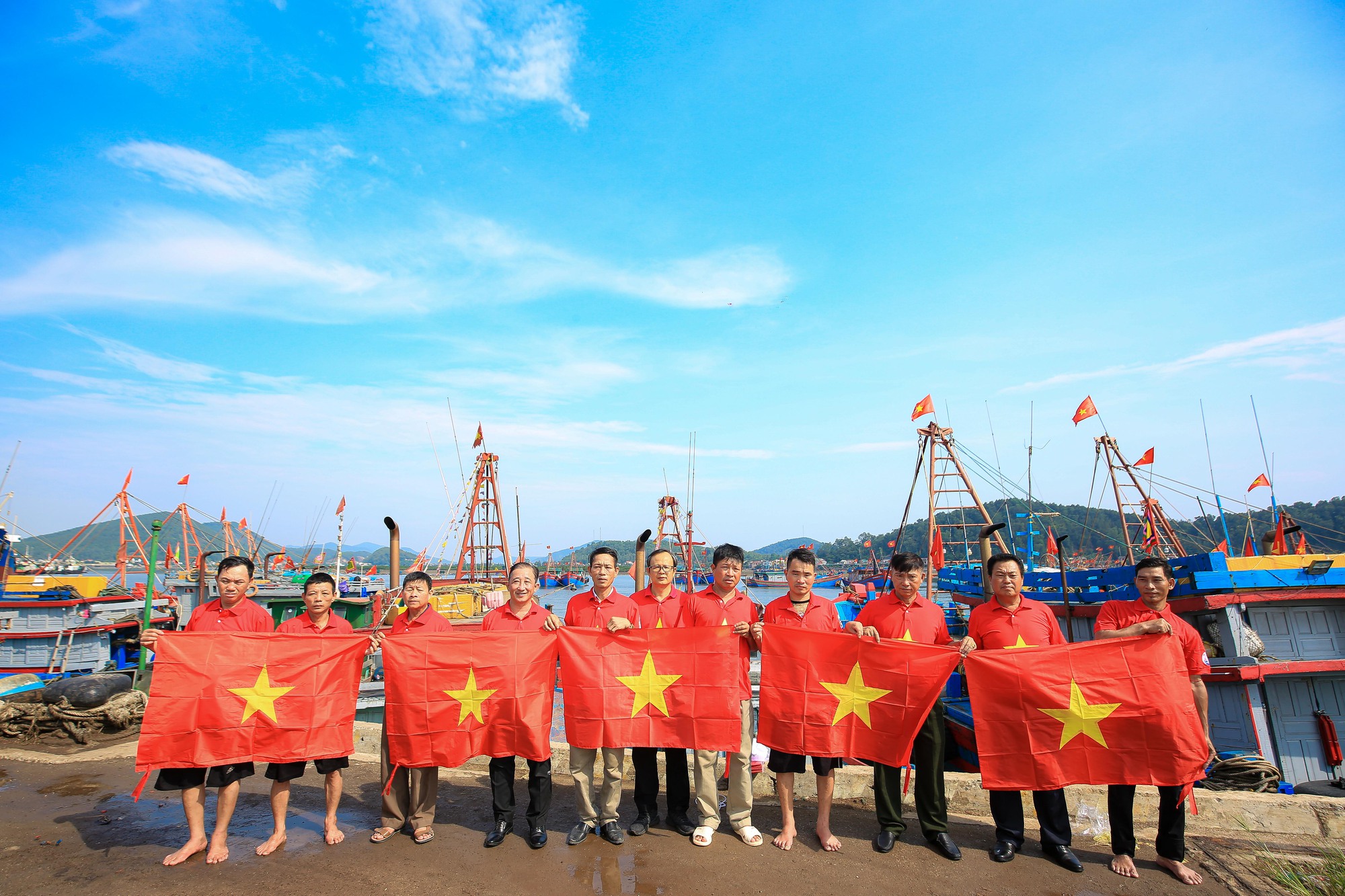 Trao 10.000 l&aacute; cờ Tổ quốc cho ngư d&acirc;n nh&acirc;n Tuần lễ Biển v&agrave; Hải đảo - Ảnh 4.