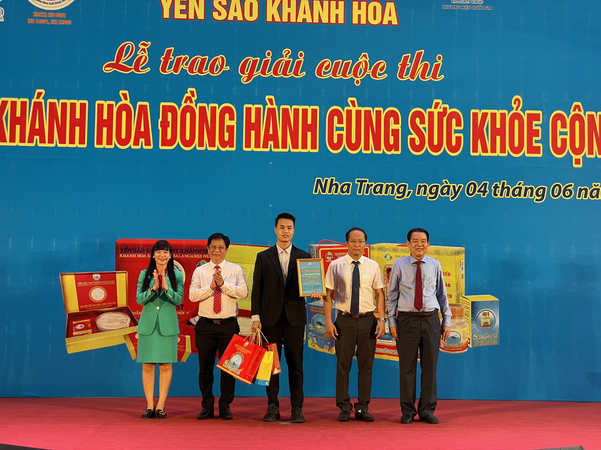 Trao giải cuộc thi "Sanvinest Khánh Hòa đồng hành cùng sức khỏe cộng đồng"