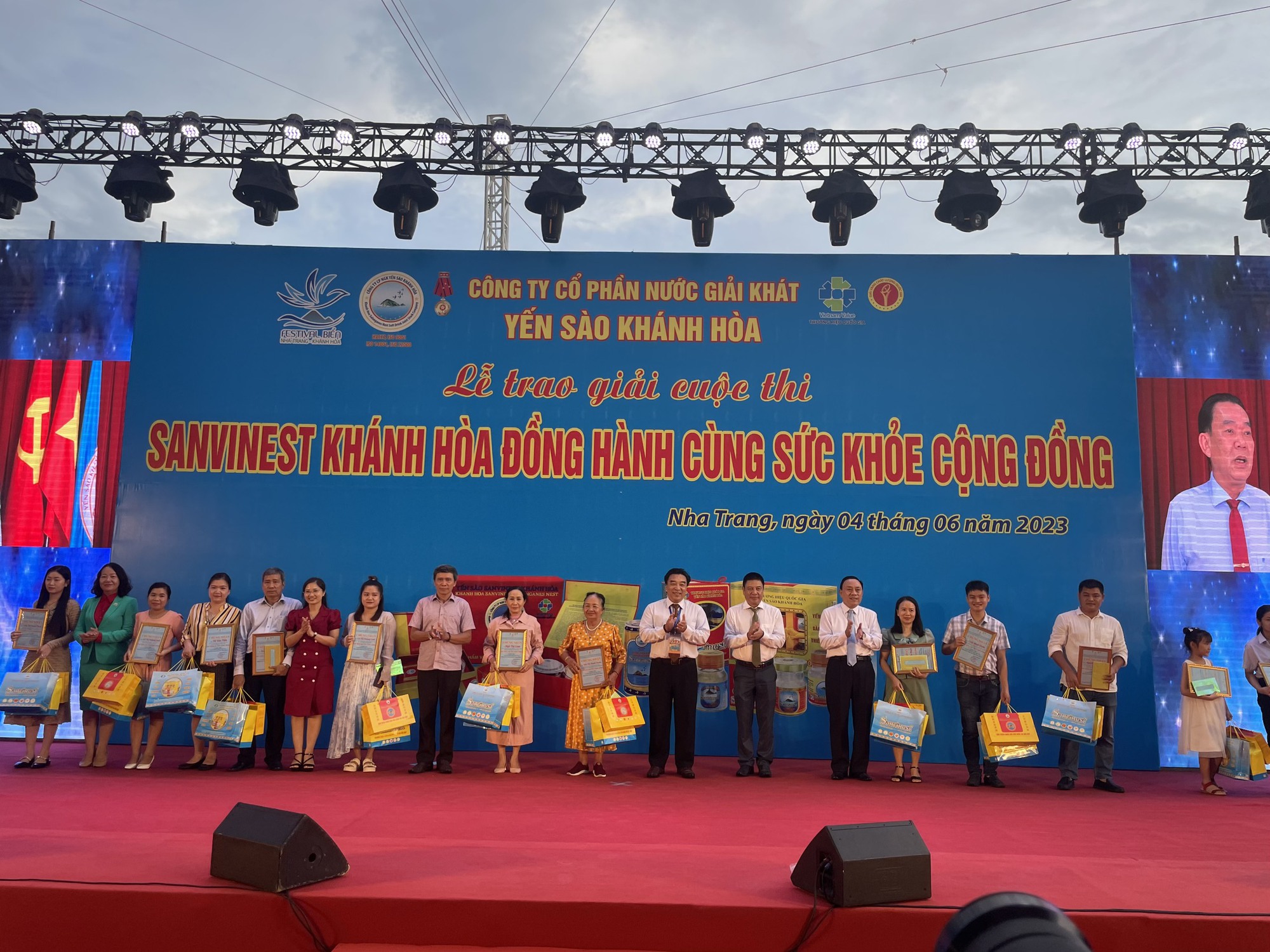 Trao giải cuộc thi Sanvinest Kh&aacute;nh H&ograve;a đồng h&agrave;nh c&ugrave;ng sức khỏe cộng đồng - Ảnh 8.