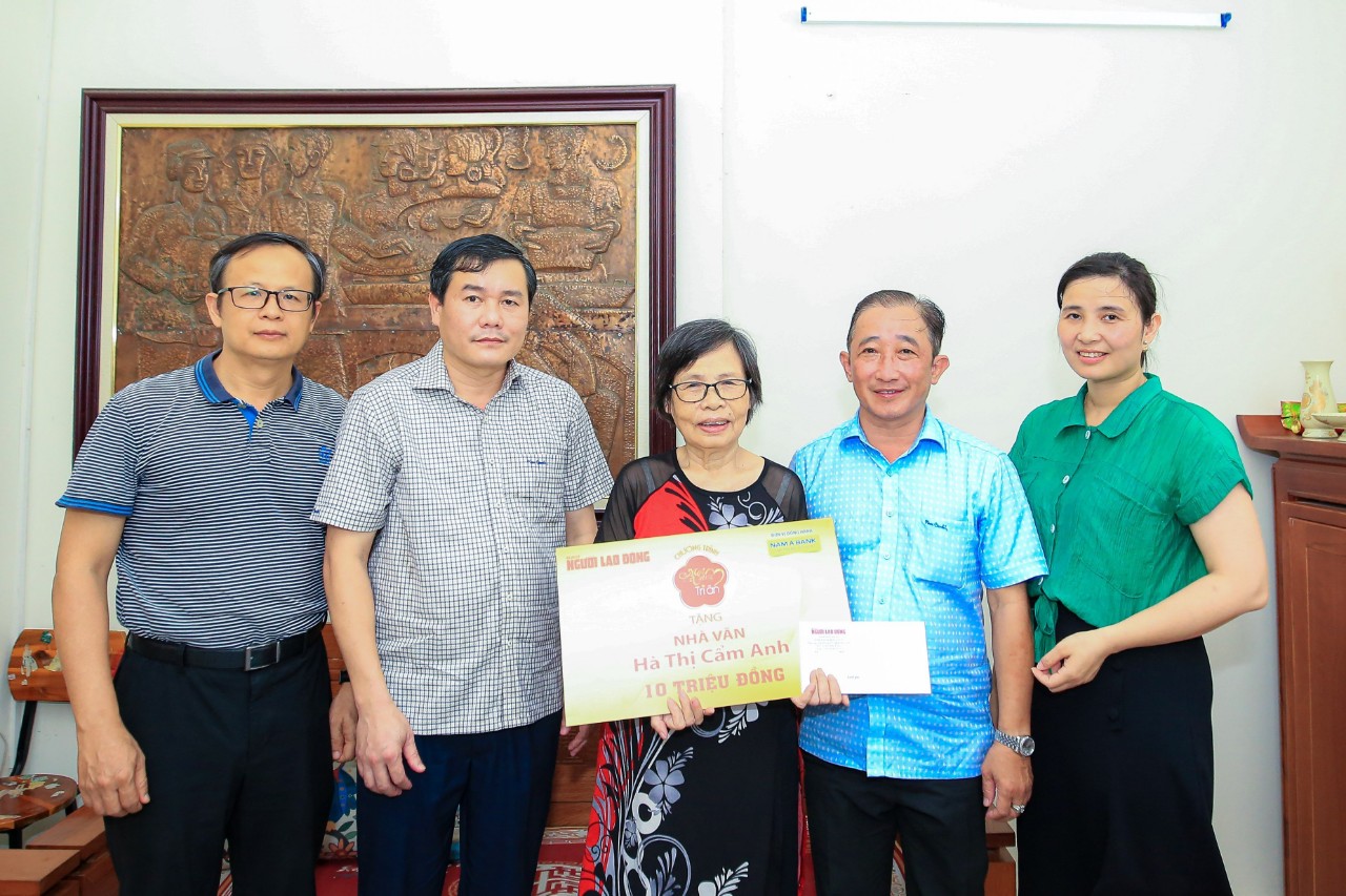 Mai V&agrave;ng tri &acirc;n tặng qu&agrave; nh&agrave; văn H&agrave; Thị Cẩm Anh, nhạc sĩ Đồng T&acirc;m - Ảnh 4.