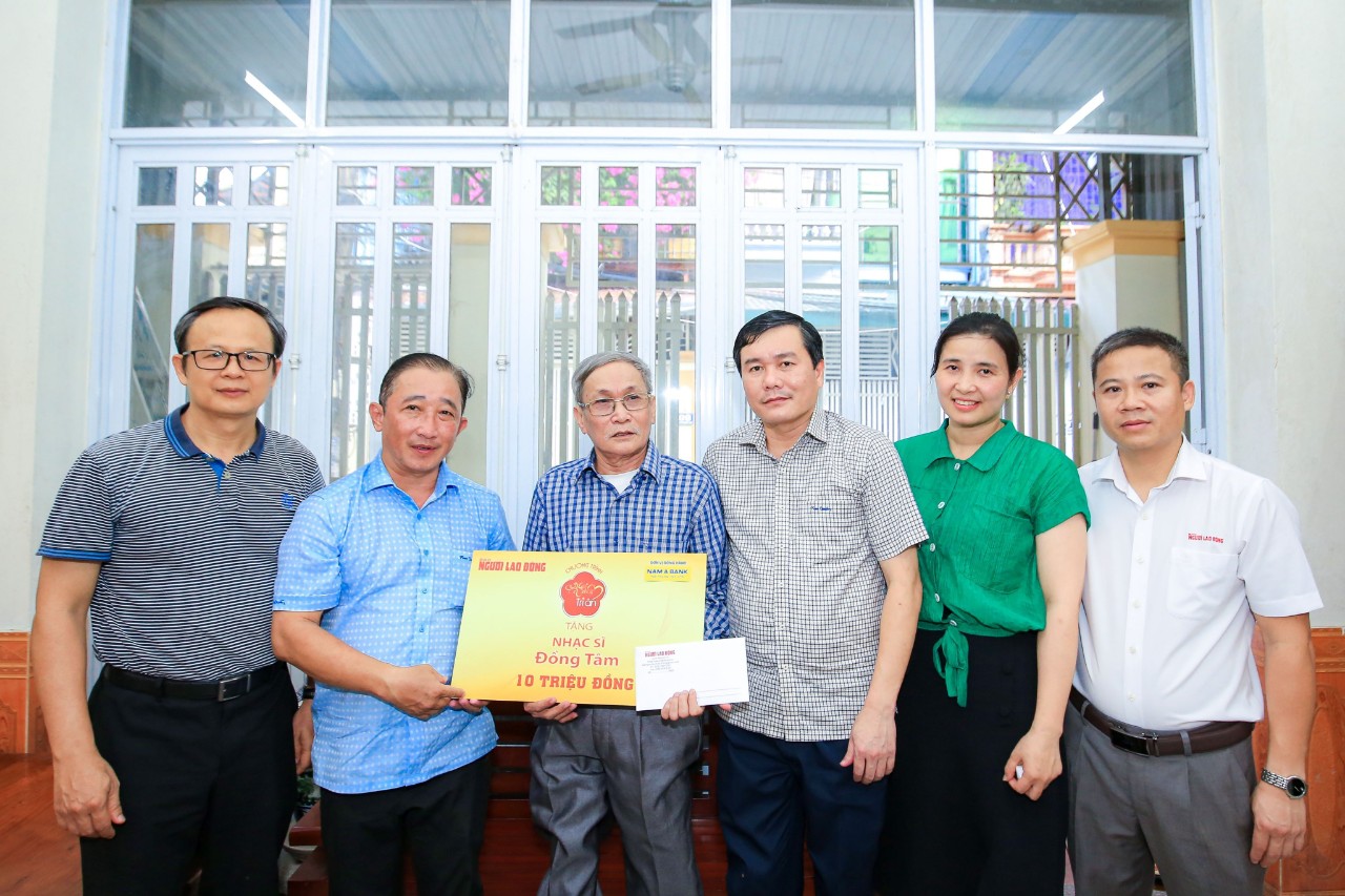 Mai V&agrave;ng tri &acirc;n tặng qu&agrave; nh&agrave; văn H&agrave; Thị Cẩm Anh, nhạc sĩ Đồng T&acirc;m - Ảnh 1.