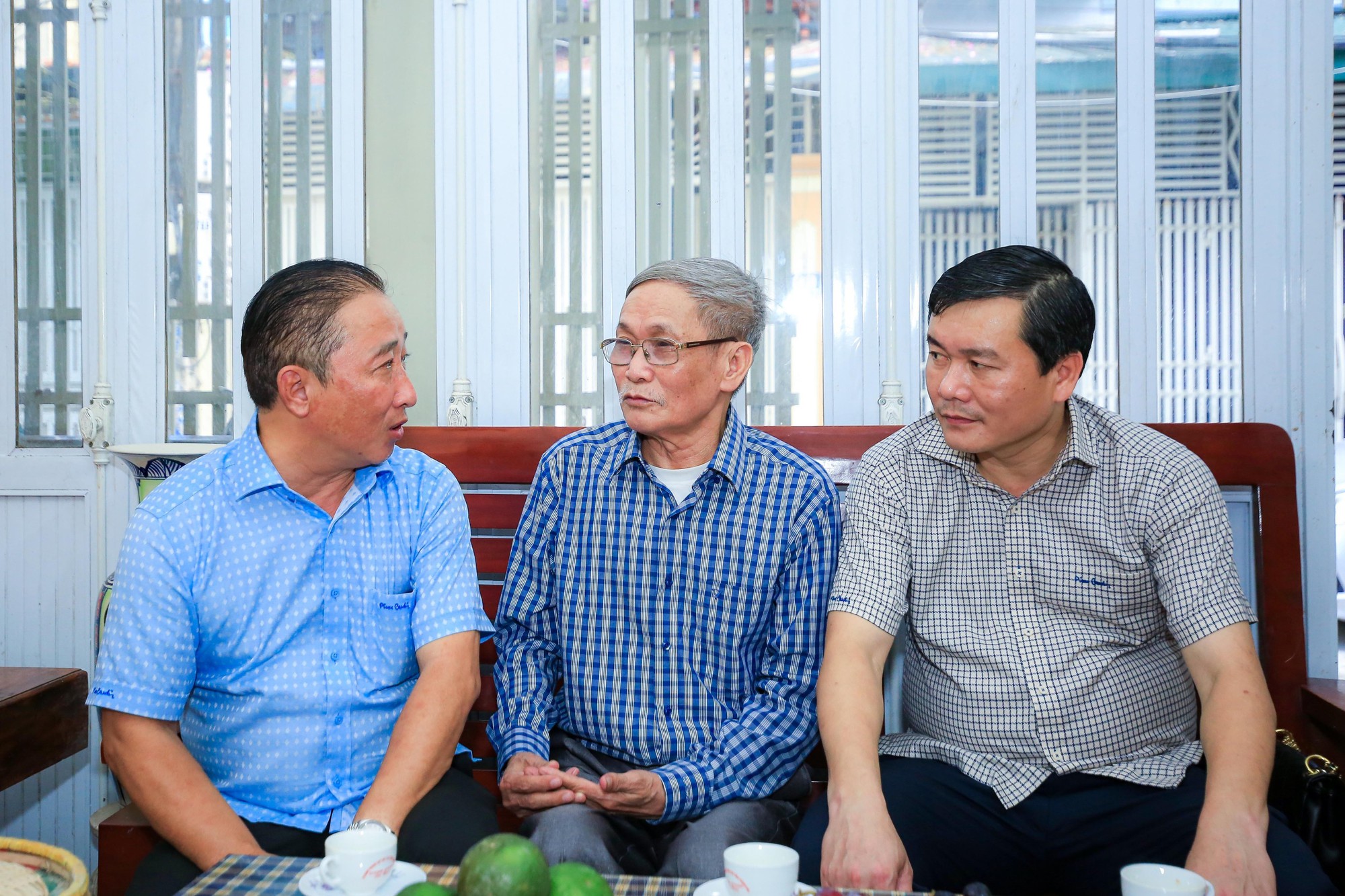 Mai V&agrave;ng tri &acirc;n tặng qu&agrave; nh&agrave; văn H&agrave; Thị Cẩm Anh, nhạc sĩ Đồng T&acirc;m - Ảnh 2.