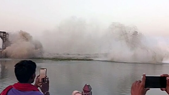 Ấn Độ: Cầu đang x&acirc;y đổ sập xuống s&ocirc;ng Hằng, người chứng kiến sốc nặng - Ảnh 1.