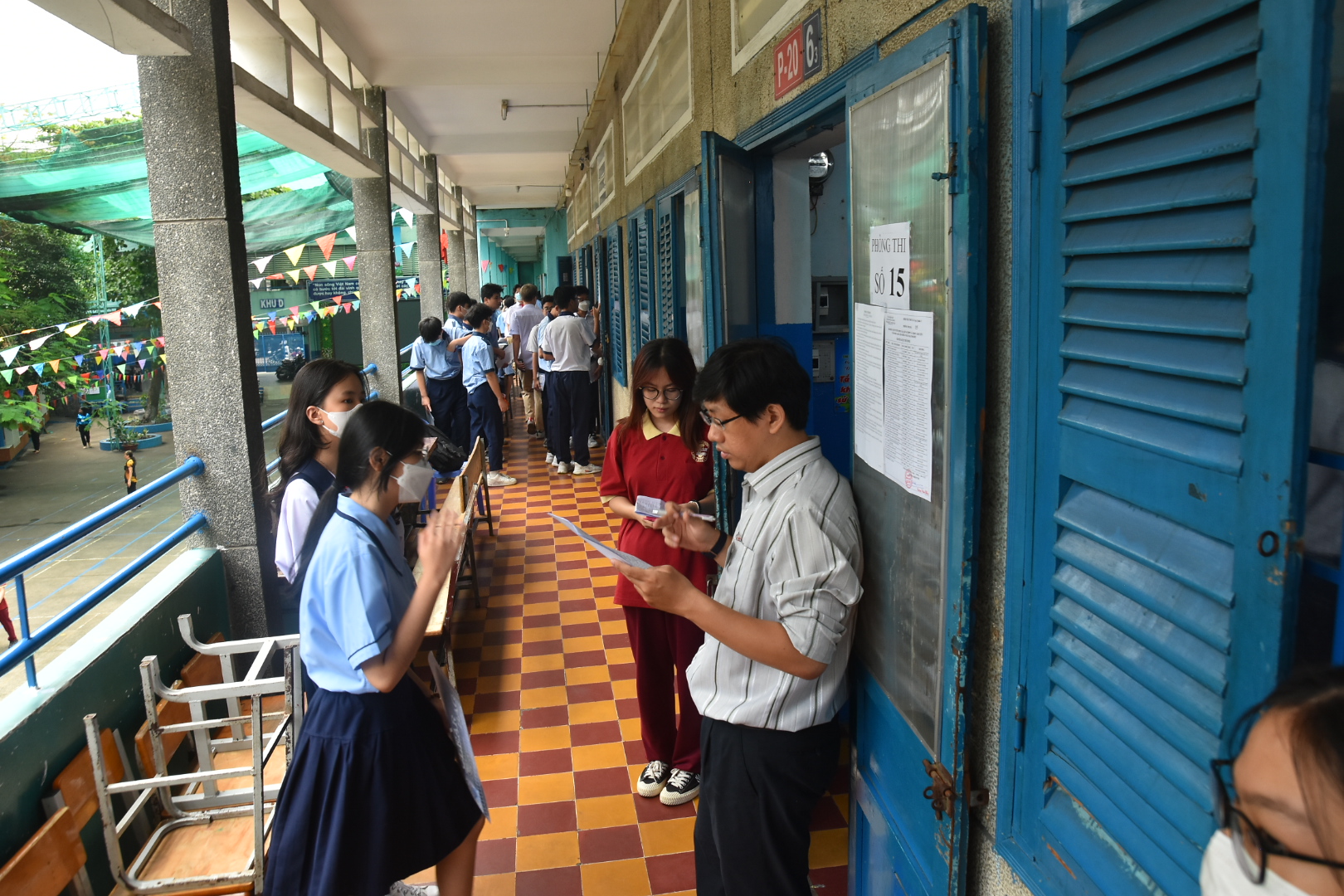TP HCM: 9 thí sinh thi lớp 10 phải nhờ cán bộ coi thi viết hộ