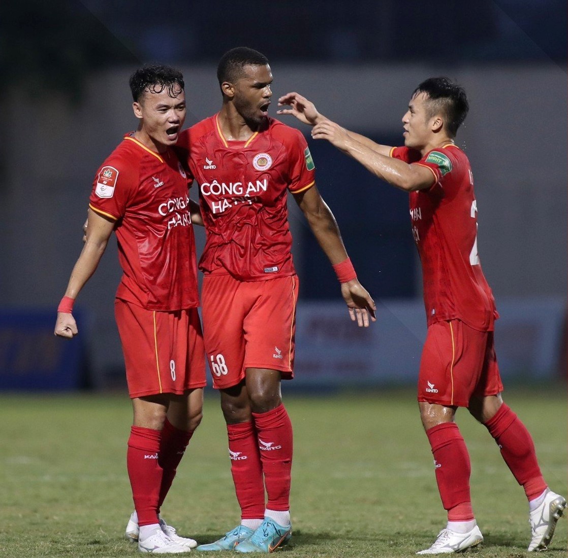 Vũ Văn Thanh khiến Đ&ocirc;ng &Aacute; Thanh H&oacute;a nhận thất bại đầu ti&ecirc;n - Ảnh 4.