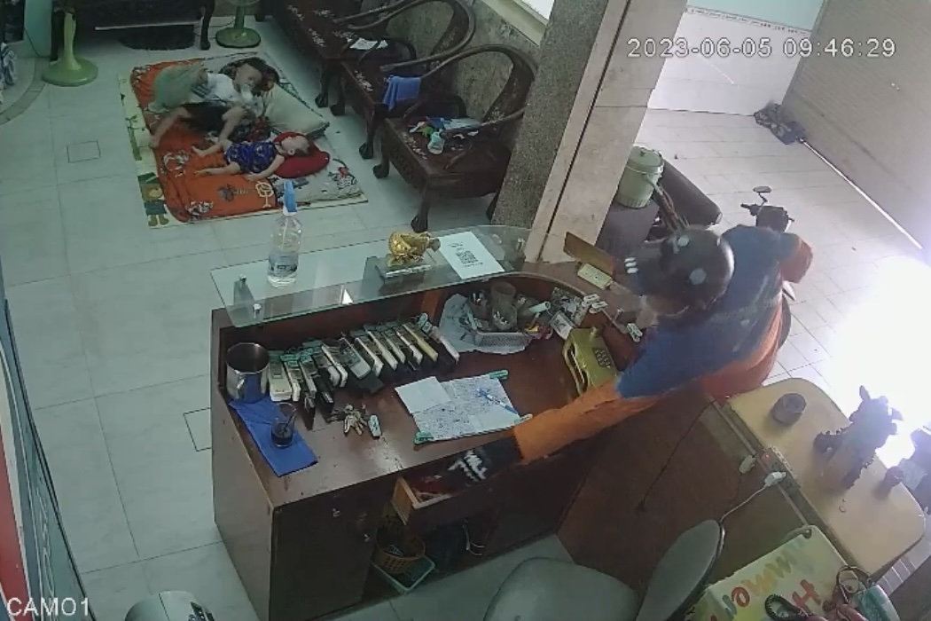 Hình ảnh người đàn ông phạm pháp trong nhà nghỉ trước mặt 2 trẻ