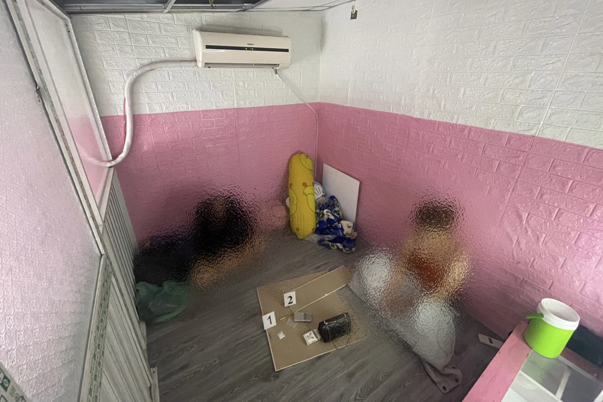 Ập vào phòng trọ, công an đưa thanh niên cùng bạn gái về trụ sở