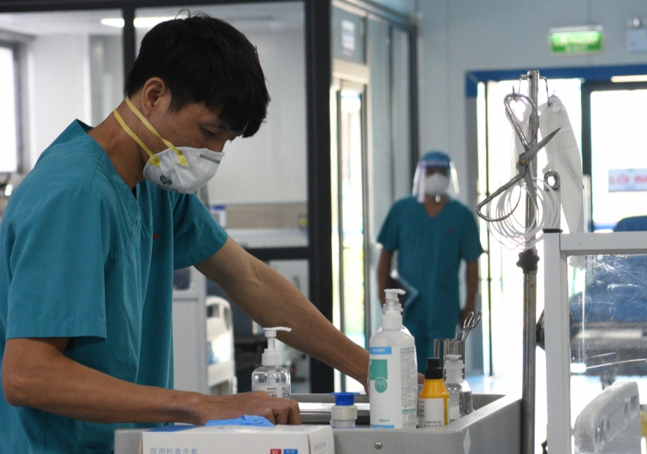 Dịch COVID-19 hôm nay: Ca mắc giảm, bệnh nhân nặng tăng