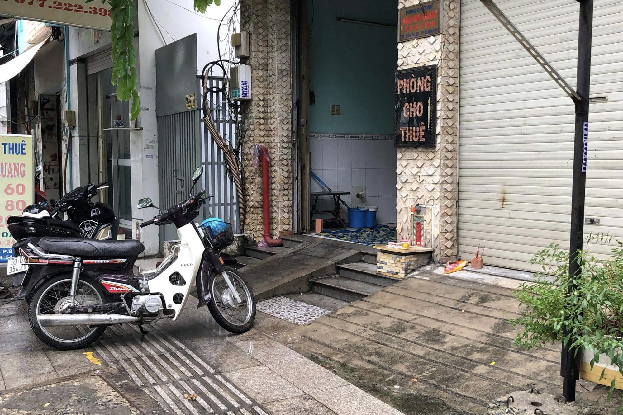 H&igrave;nh ảnh người đ&agrave;n &ocirc;ng phạm ph&aacute;p trong nh&agrave; nghỉ trước mặt 2 trẻ - Ảnh 1.