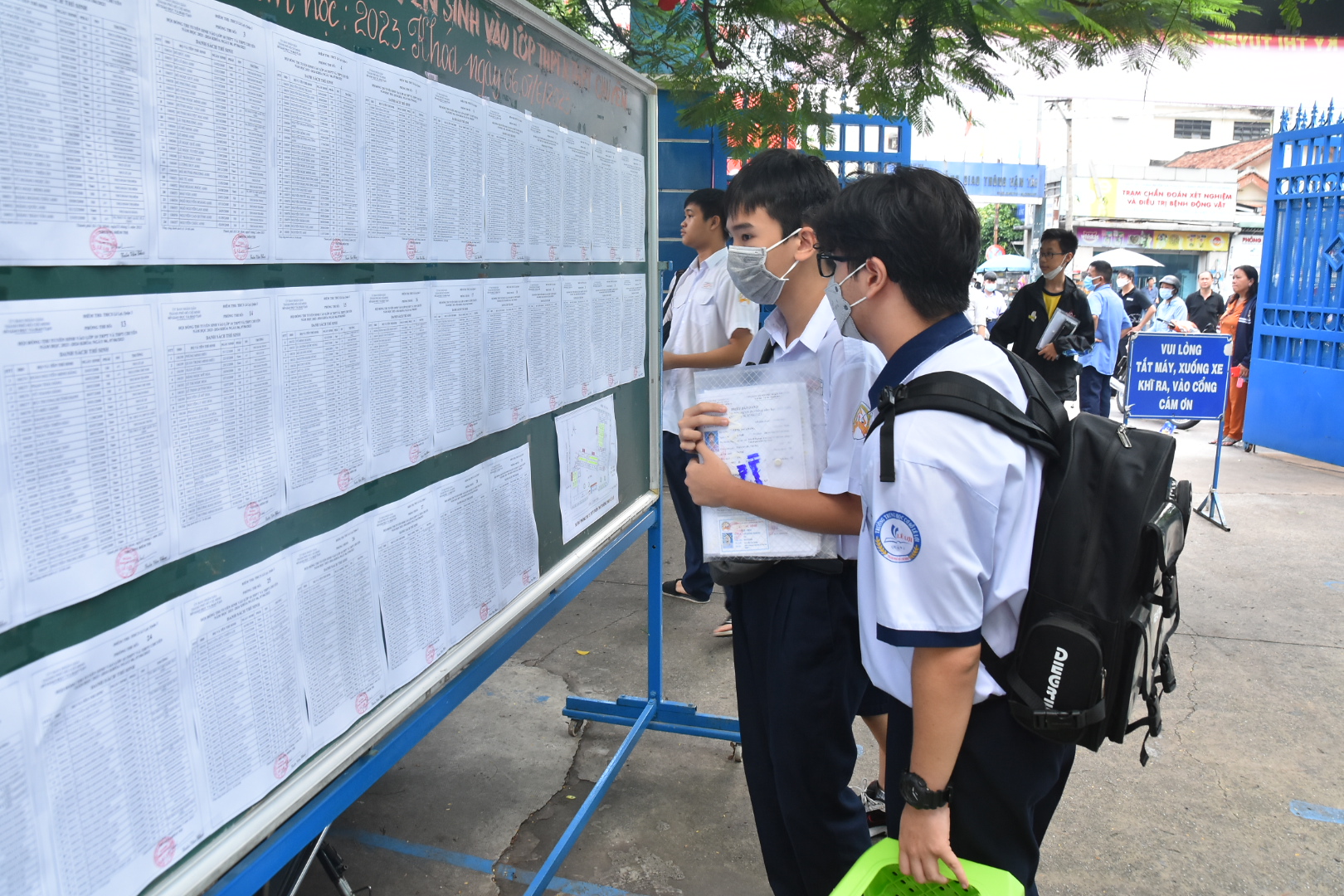 TP HCM: 9 th&iacute; sinh thi lớp 10 phải nhờ c&aacute;n bộ coi thi viết hộ - Ảnh 1.