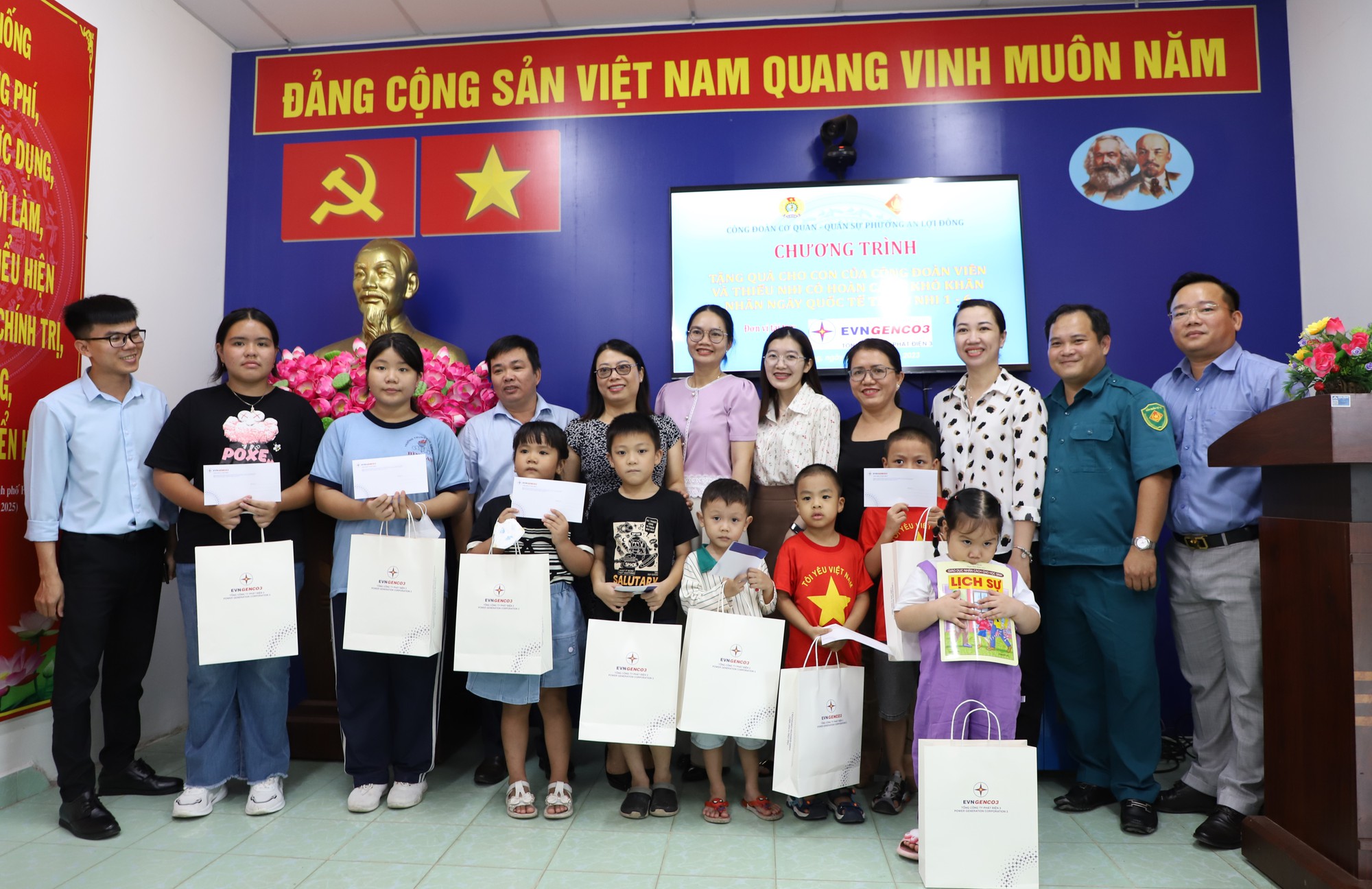 EVNGENCO3 trao 200 phần qu&agrave; cho c&aacute;c em thiếu nhi dịp 1-6 - Ảnh 1.