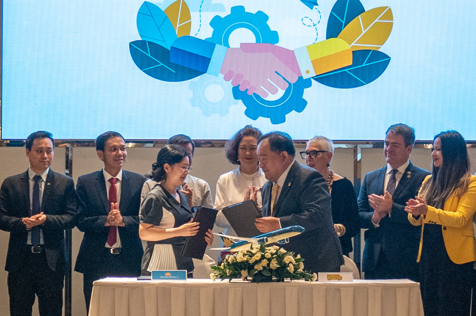 Vietnam Airlines mang suất ăn h&agrave;ng kh&ocirc;ng đến c&aacute;c tổ chức, c&aacute; nh&acirc;n kh&oacute; khăn