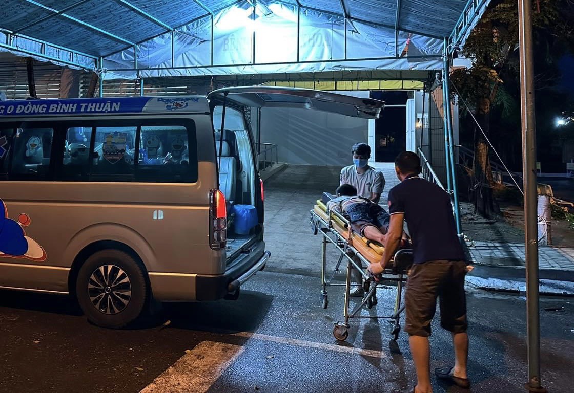 Nam thanh ni&ecirc;n bị người lạ rượt ch&eacute;m ch&iacute; mạng khi để lưng trần chạy xe m&aacute;y mua đồ - Ảnh 1.