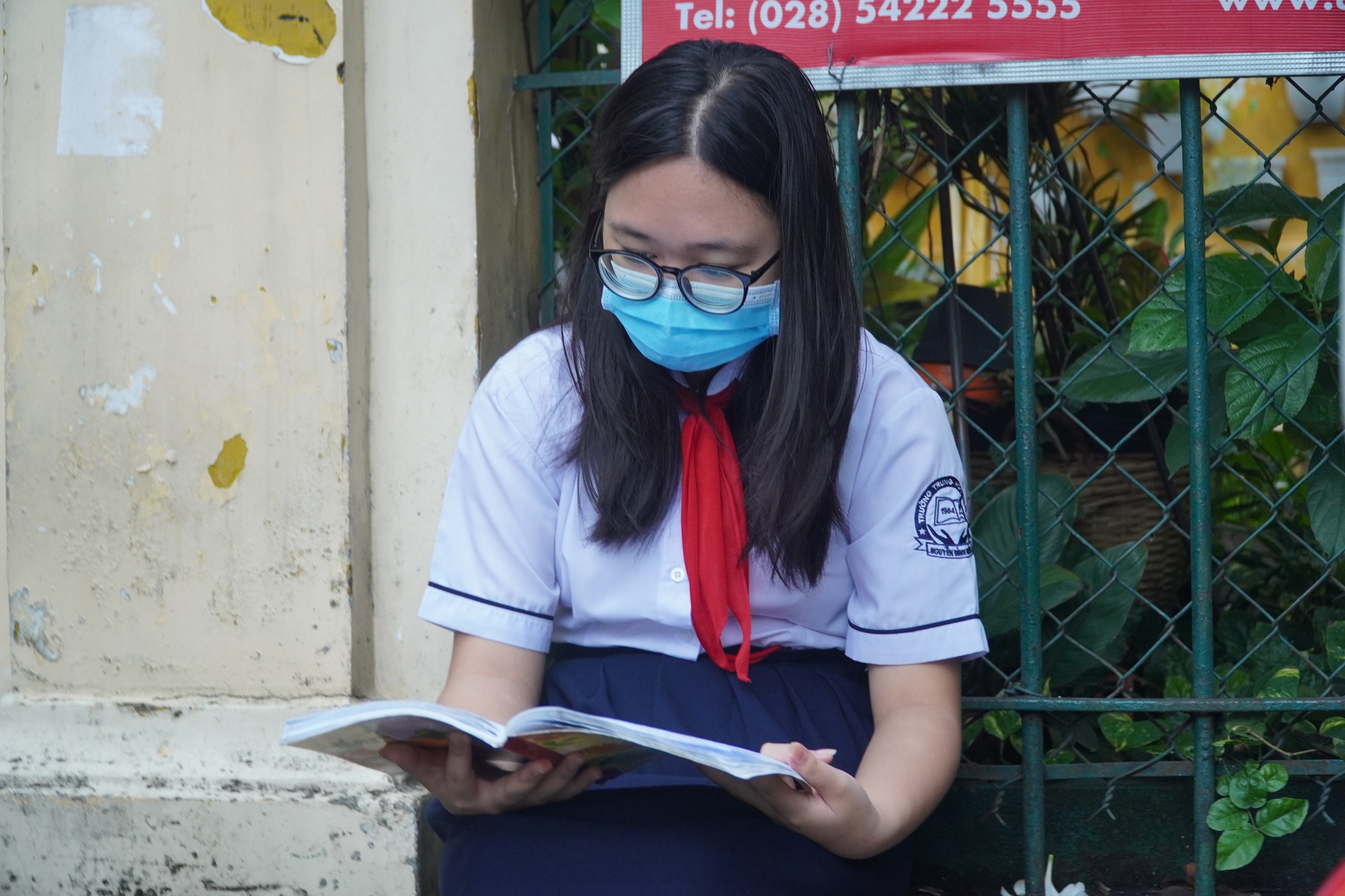 Học sinh TP HCM bước v&agrave;o m&ocirc;n thi đầu ti&ecirc;n của kỳ thi lớp 10 - Ảnh 4.