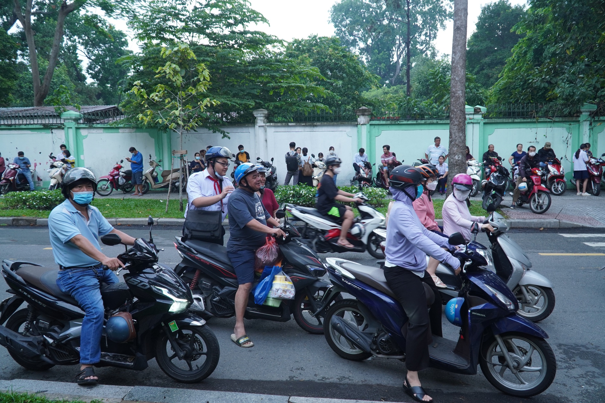 Học sinh TP HCM bước v&agrave;o m&ocirc;n thi đầu ti&ecirc;n của kỳ thi lớp 10 - Ảnh 2.