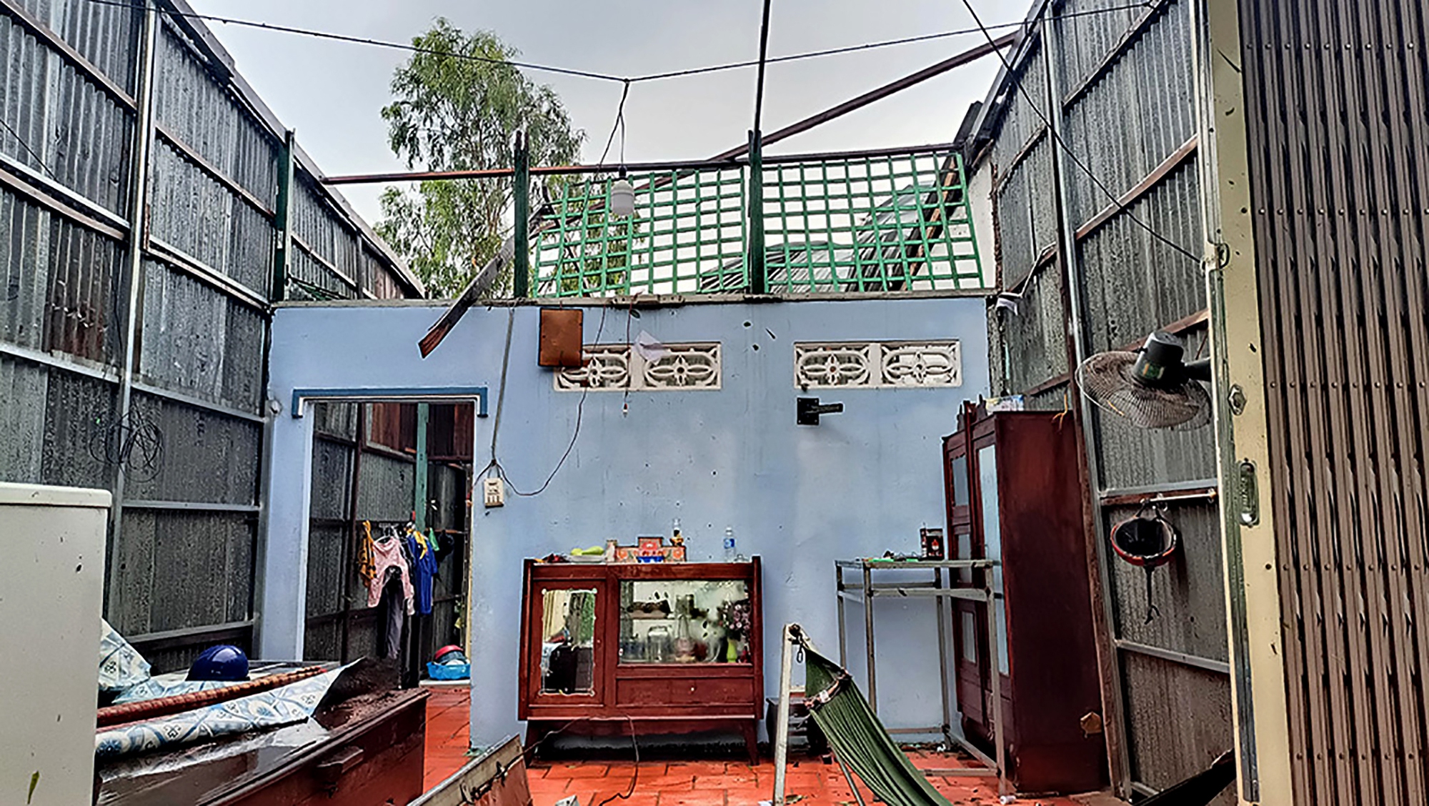 Miền T&acirc;y: H&igrave;nh ảnh nh&agrave; bay n&oacute;c, c&acirc;y ng&atilde; đổ sau mưa lớn k&egrave;m d&ocirc;ng lốc - Ảnh 3.