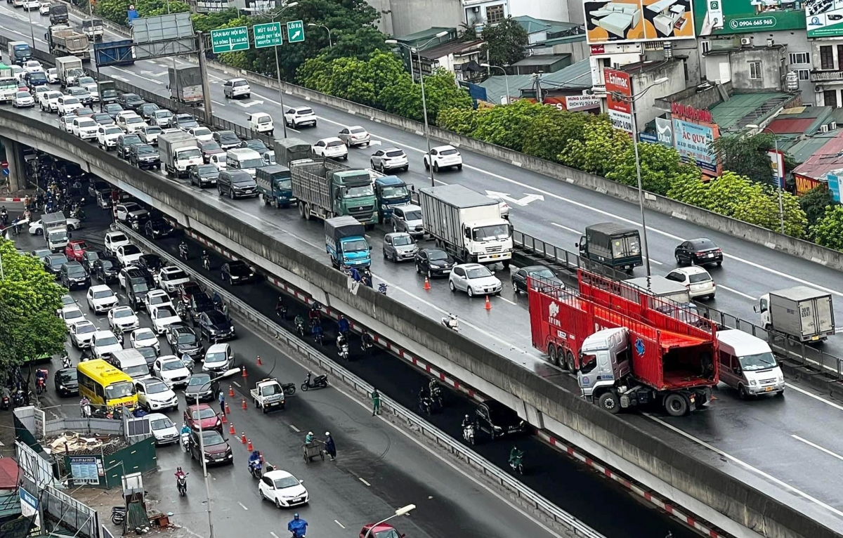 Xe đầu kéo bất ngờ tông vỡ lan can đường Vành đai 3 trên cao