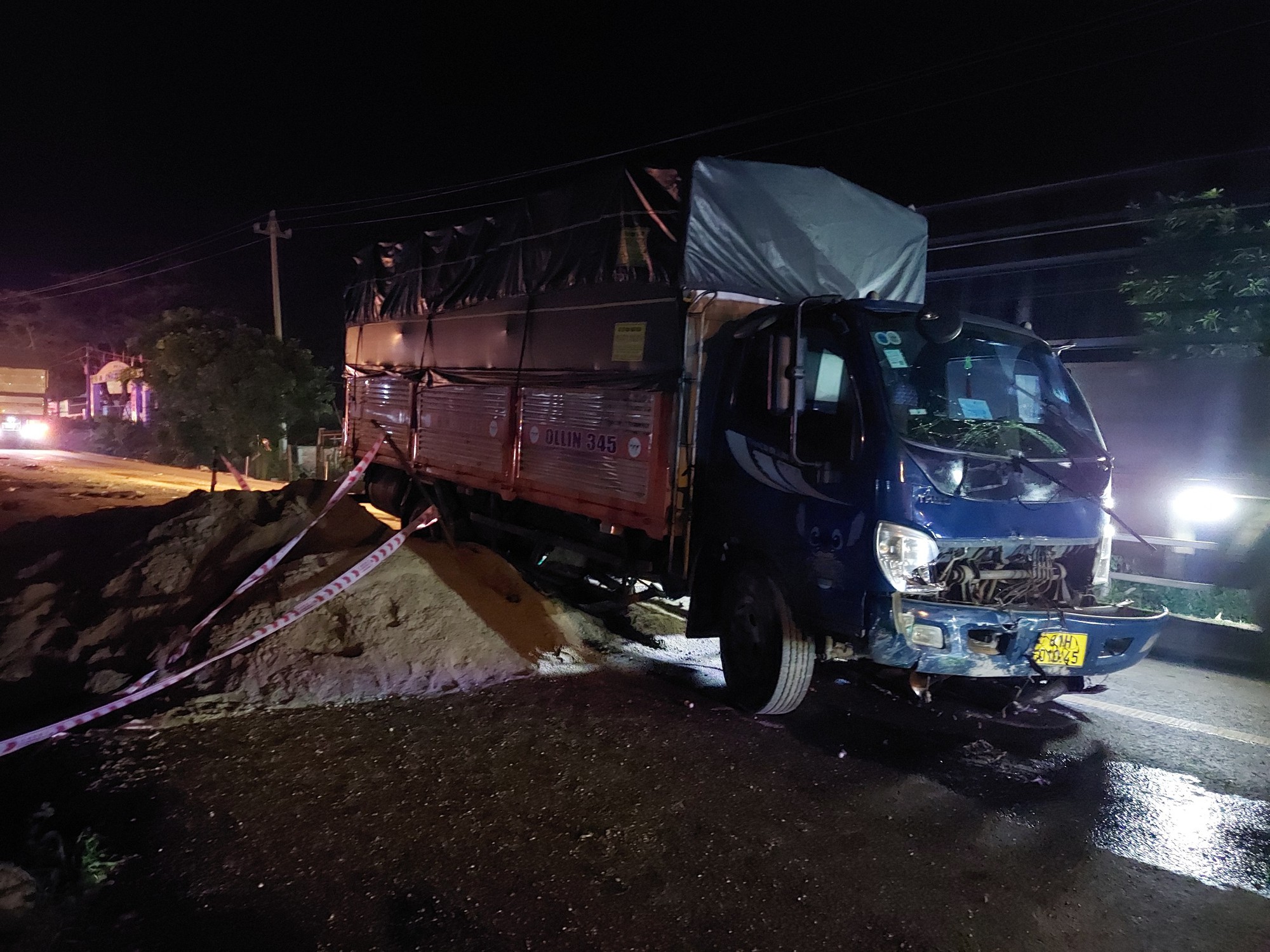 Hiện trường xe tải t&ocirc;ng 3 người trong gia đ&igrave;nh tử vong g&acirc;y &aacute;m ảnh - Ảnh 8.