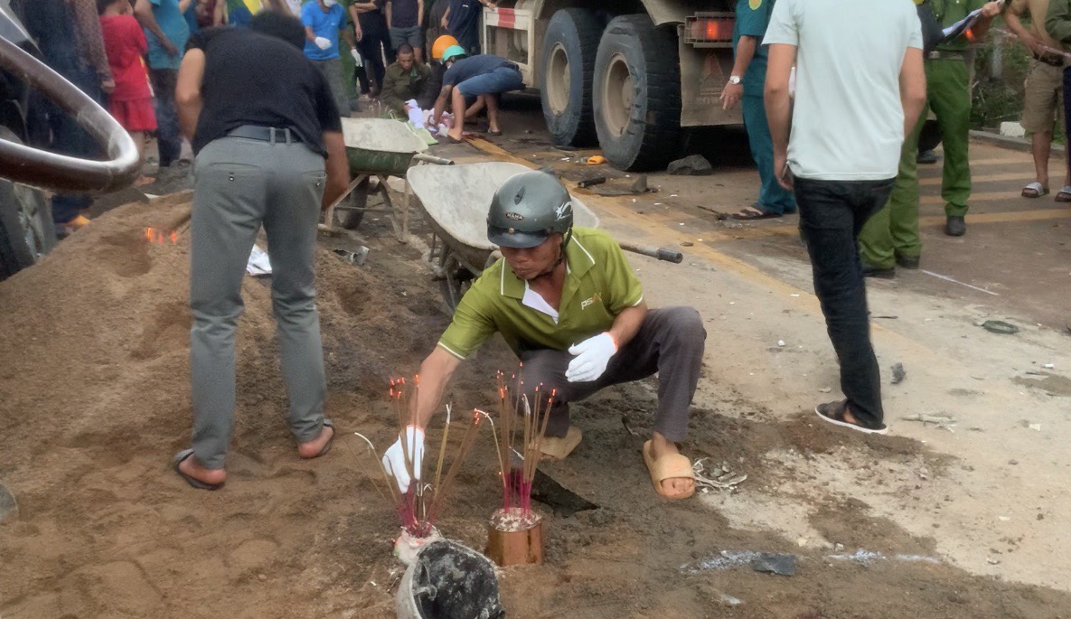 Hiện trường xe tải t&ocirc;ng 3 người trong gia đ&igrave;nh tử vong g&acirc;y &aacute;m ảnh - Ảnh 4.
