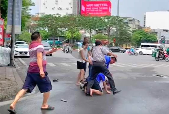 Phóng viên Đài truyền hình Hà Nội bị hành hung khi đang tác nghiệp