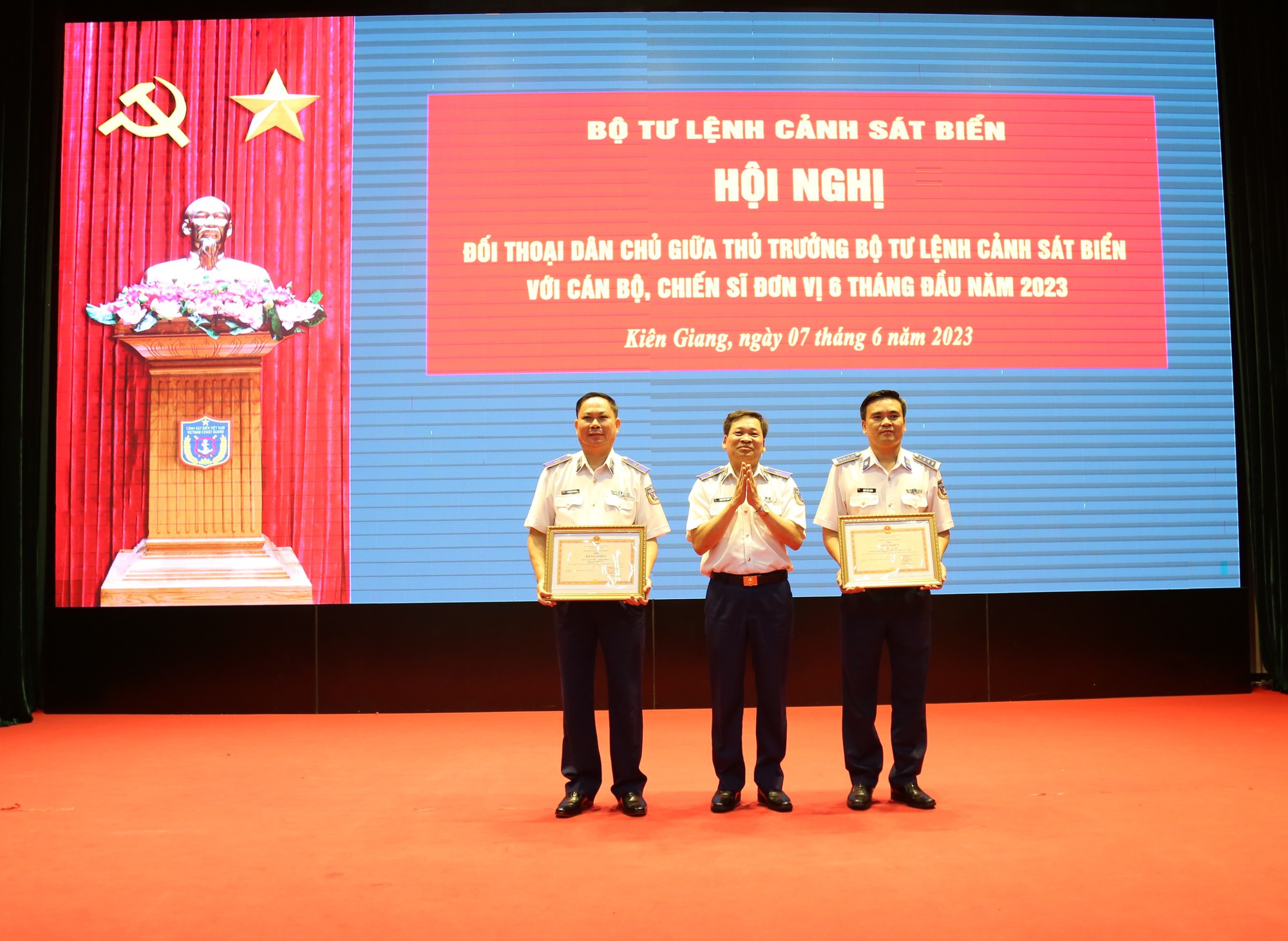 Vùng Cảnh sát biển 4 nhận phần thưởng từ Bộ Quốc phòng