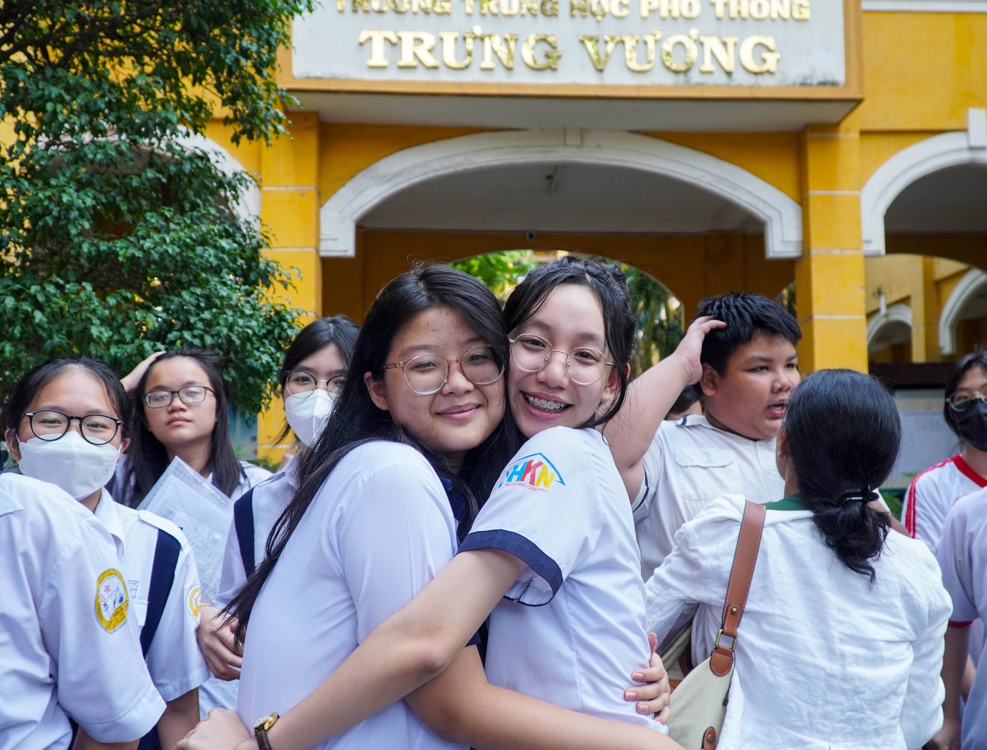 Hình ảnh sau khi kết thúc bài thi môn chuyên kỳ thi tuyển sinh lớp 10 - Ảnh 2.