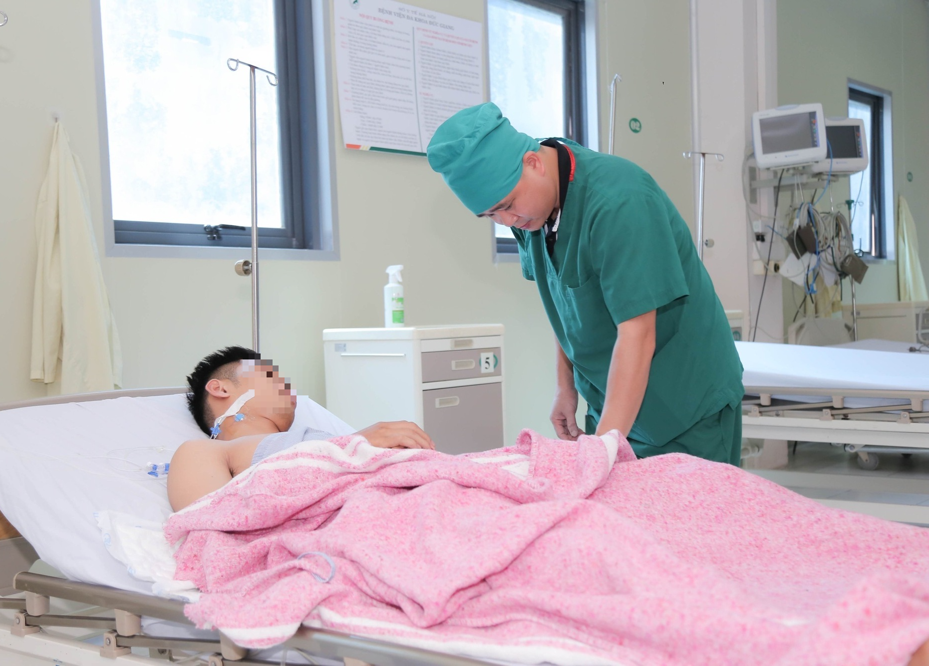 Đang mở cửa ôtô, nam thanh niên bị xe máy tông đứt động mạch đùi