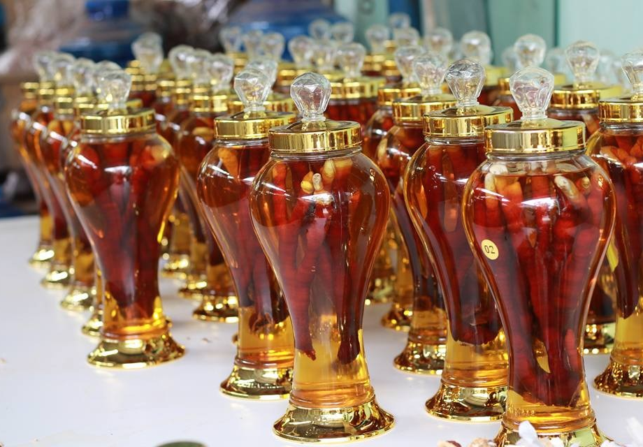 Uống rượu ngâm nấm, 7 người đàn ông nhập viện