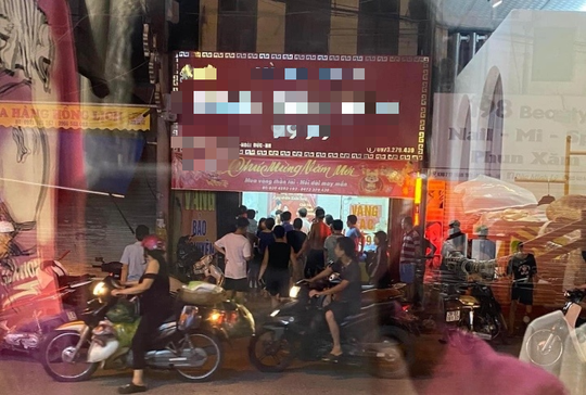Nam thanh ni&ecirc;n shipper cướp tiệm v&agrave;ng - Ảnh 1.