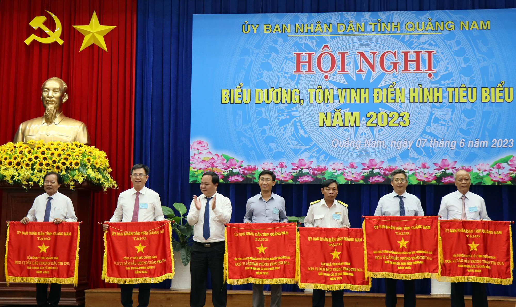 PC Quảng Nam nhận Cờ đơn vị dẫn đầu Khối thi đua Doanh nghiệp I Quảng Nam năm 2022
