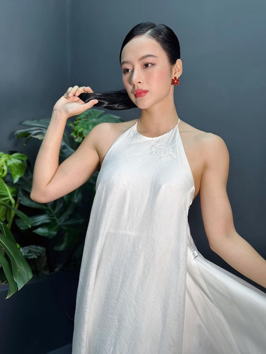 V&oacute;c d&aacute;ng g&acirc;y tranh c&atilde;i của b&agrave; mẹ nh&iacute; Angela Phương Trinh - Ảnh 1.