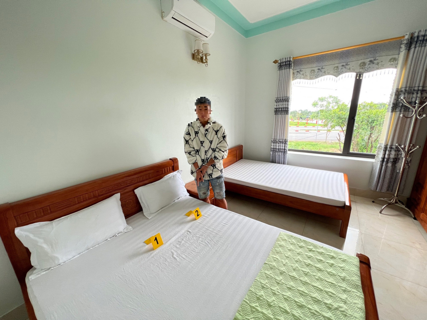 2 thanh niên nhiều lần rủ bé gái 12 tuổi vào nhà nghỉ làm chuyện "người lớn"