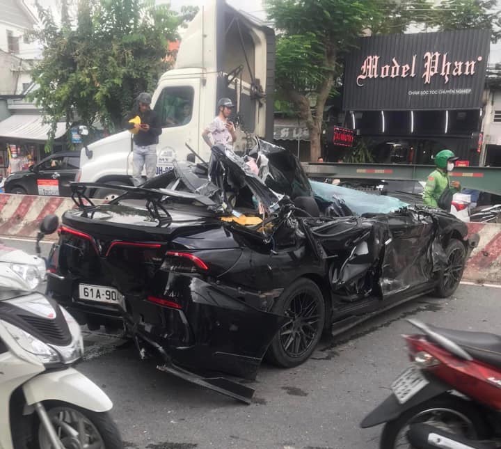 Camera ghi lại thời khắc xe đi&ecirc;n lao như t&ecirc;n bắn hất văng nhiều người - Ảnh 2.
