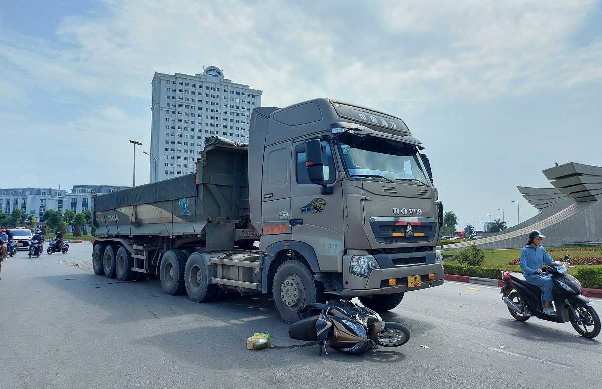 Xe hổ vồ c&aacute;n tử vong người đ&agrave;n &ocirc;ng đi xe m&aacute;y - Ảnh 1.