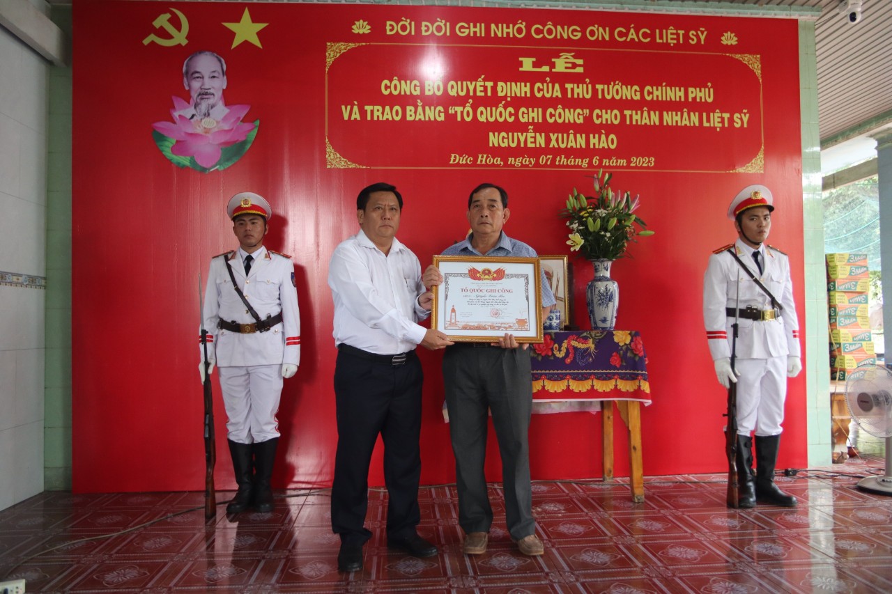 Trao Bằng Tổ quốc ghi công cho thân nhân trung tá CSGT hy sinh
