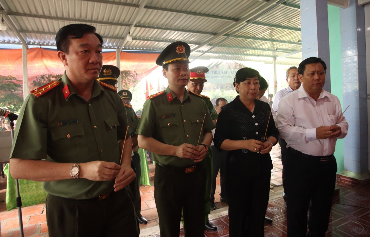 Trao Bằng Tổ quốc ghi c&ocirc;ng cho th&acirc;n nh&acirc;n trung t&aacute; CSGT hy sinh - Ảnh 1.