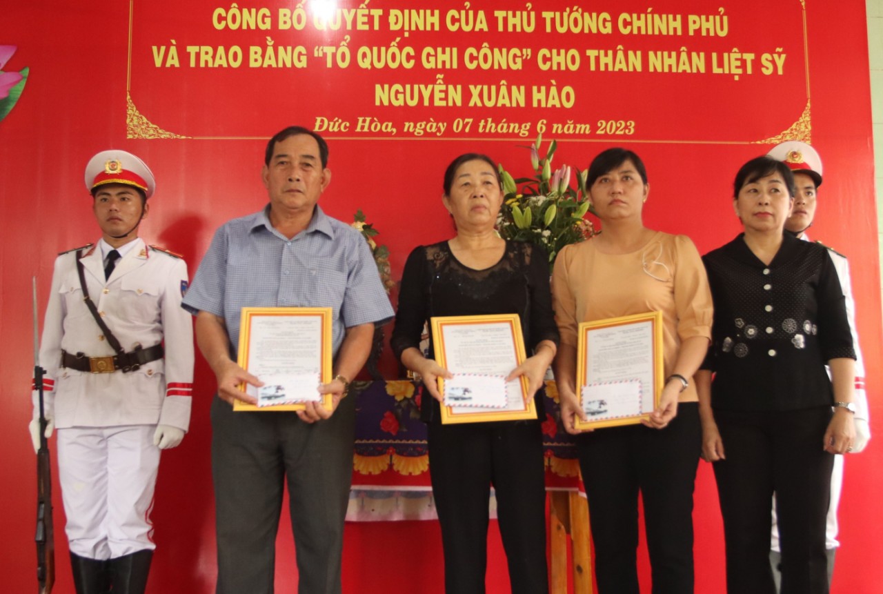 Trao Bằng Tổ quốc ghi c&ocirc;ng cho th&acirc;n nh&acirc;n trung t&aacute; CSGT hy sinh - Ảnh 4.