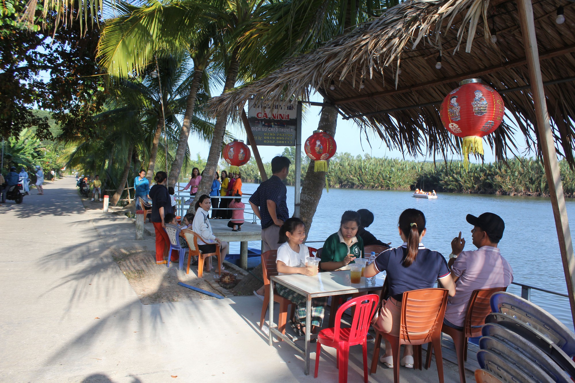 Dạo chơi trong rừng dừa Cà Ninh