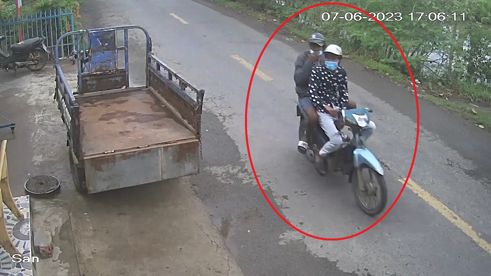 CLIP: Hai kẻ trộm liều lĩnh tại tiệm tạp hóa ở Bạc Liêu