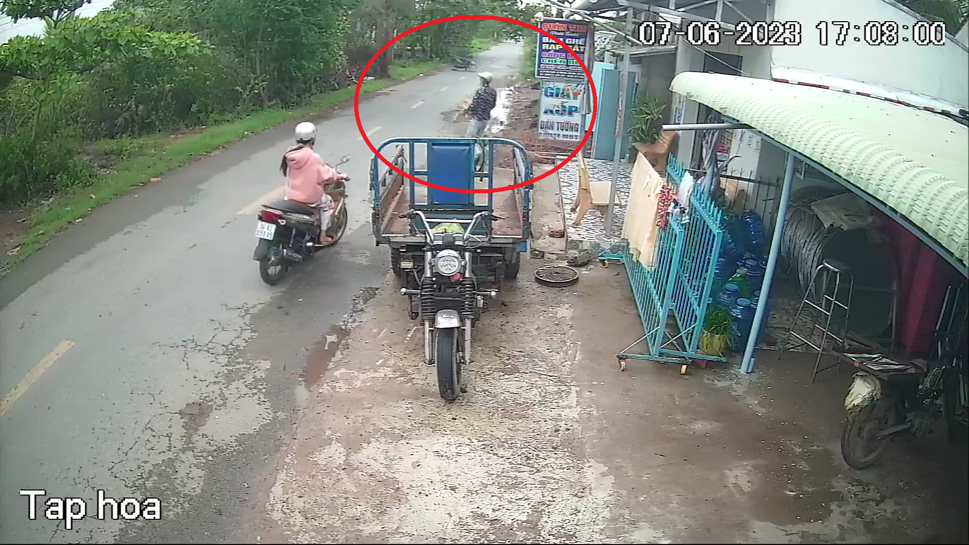 CLIP: Hai kẻ trộm liều lĩnh tại tiệm tạp h&oacute;a ở Bạc Li&ecirc;u - Ảnh 3.