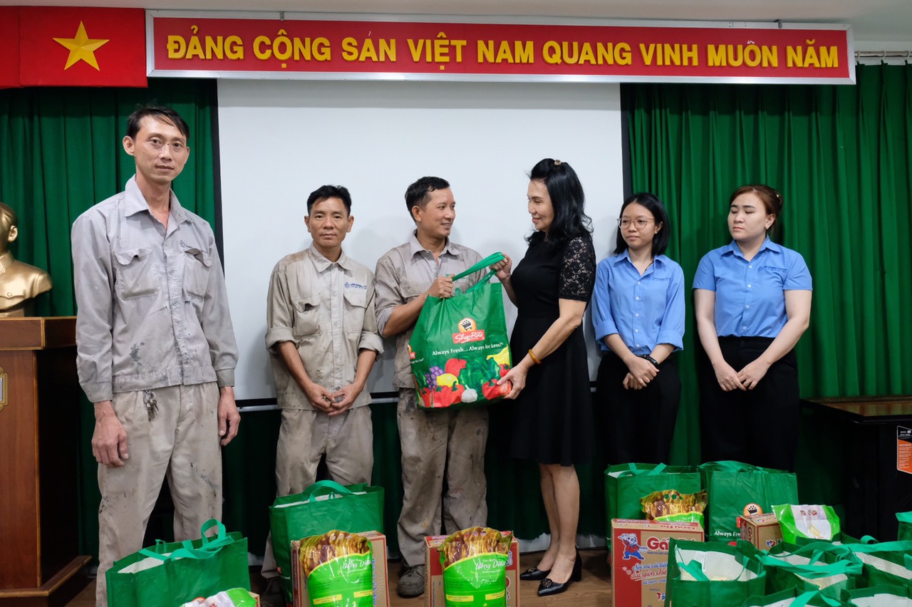 Những ông bà chủ “kỳ lạ”: Bóng hồng làm cơ khí, thưởng vàng cho công nhân- Ảnh 7.