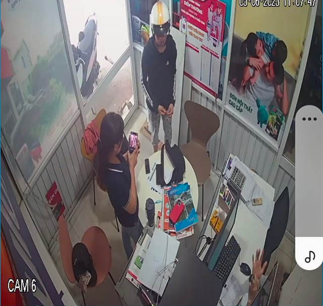 Người phụ nữ nhặt được của rơi v&agrave; h&agrave;nh động đốn tim nhiều người - Ảnh 2.