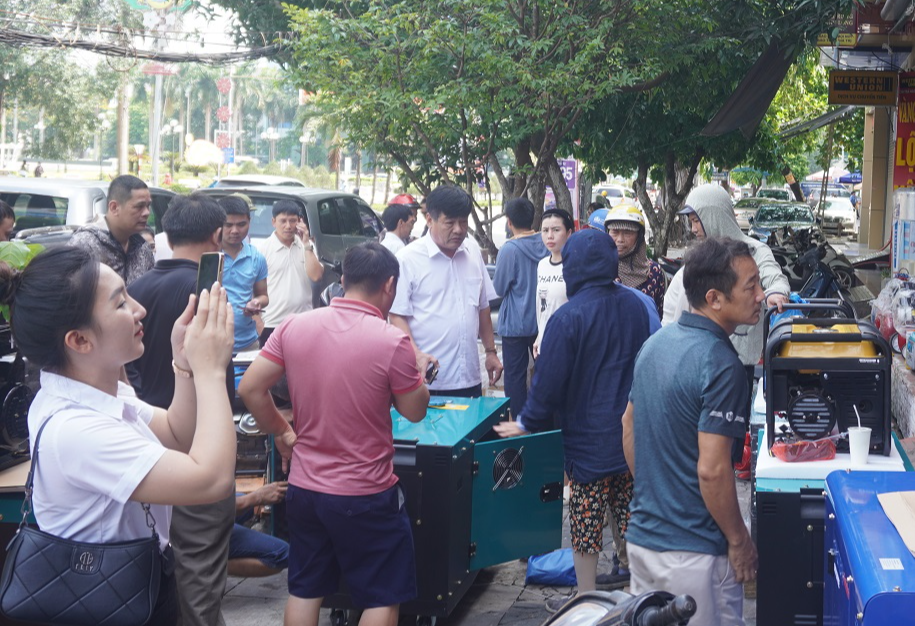 Mất điện triền miên, người dân đổ xô đi mua máy phát điện