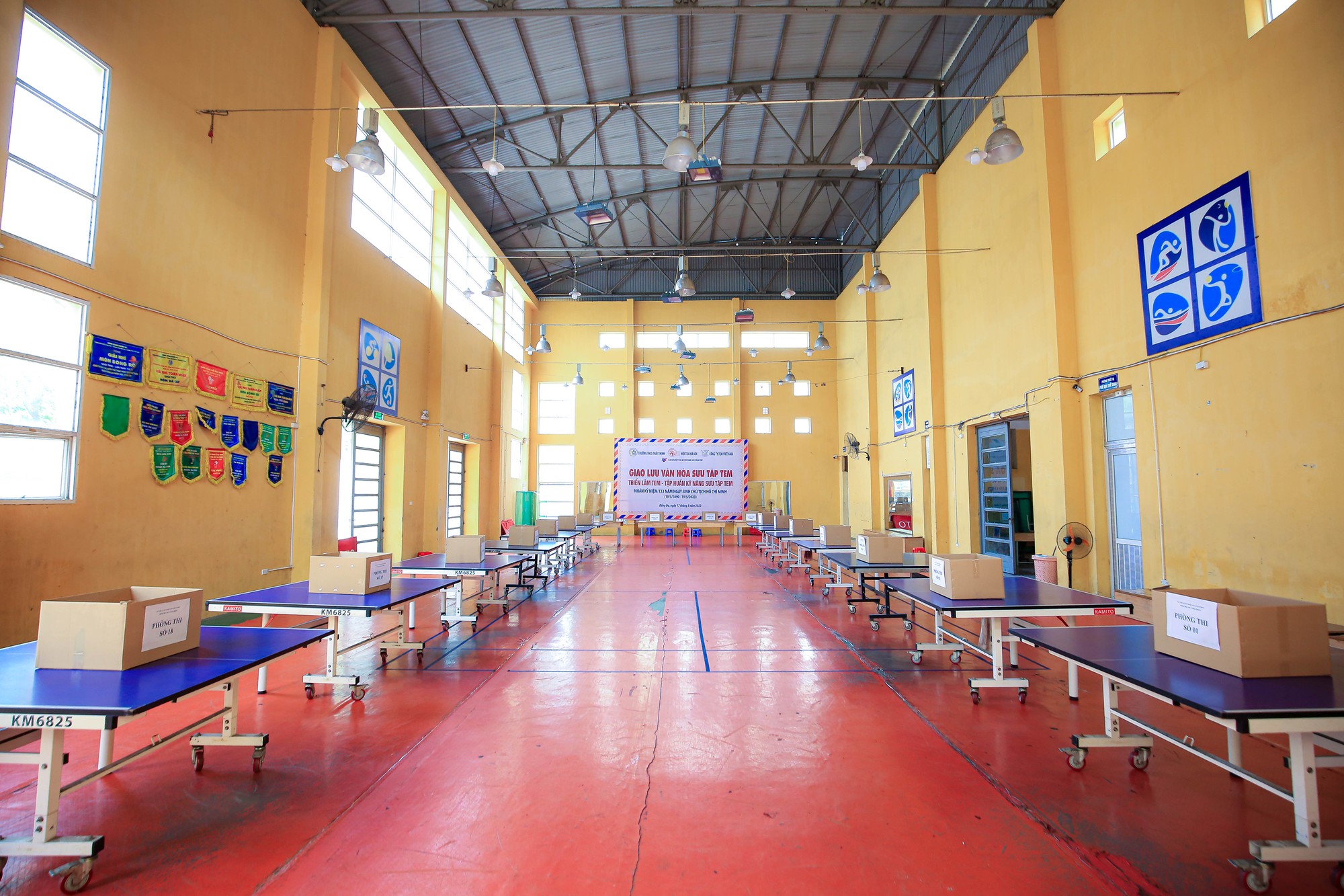 Tất bật chuẩn bị cho cho kỳ thi n&oacute;ng nhất ở H&agrave; Nội - Ảnh 13.