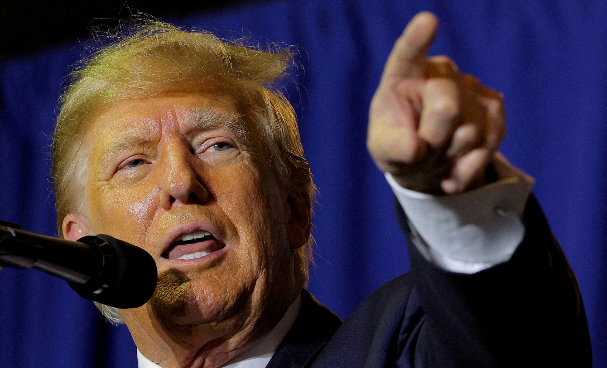 Ông Donald Trump nhận tiếp tin bất lợi