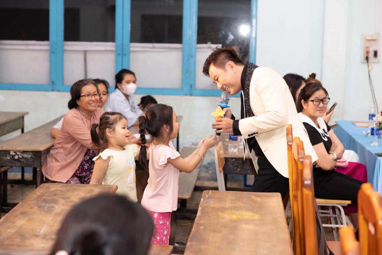 Trao qu&agrave; v&agrave; học bổng cho b&agrave; con, học sinh ngh&egrave;o x&atilde; B&igrave;nh Lợi - Ảnh 3.