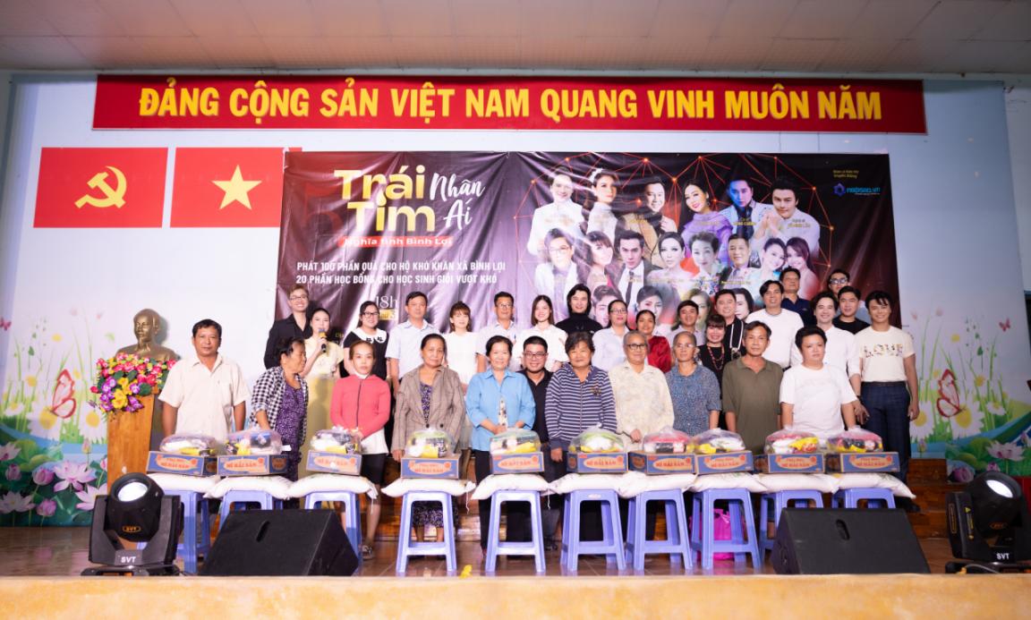 Trao qu&agrave; v&agrave; học bổng cho b&agrave; con, học sinh ngh&egrave;o x&atilde; B&igrave;nh Lợi - Ảnh 4.