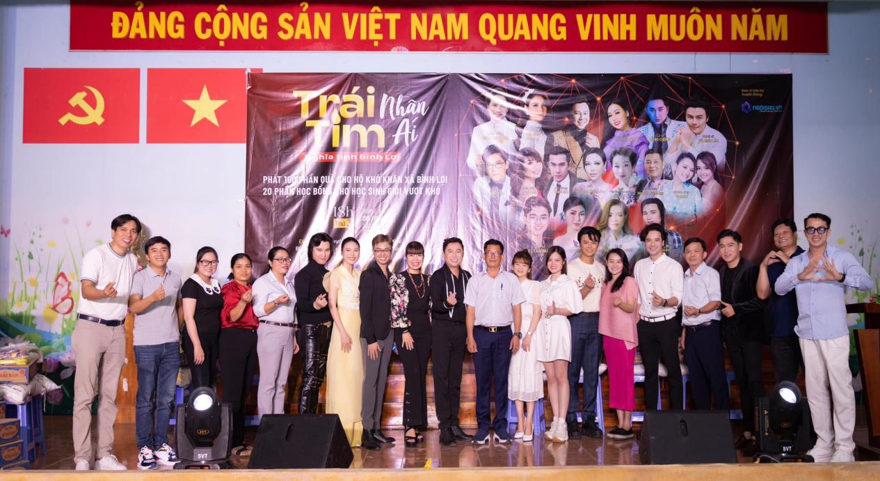 Trao qu&agrave; v&agrave; học bổng cho b&agrave; con, học sinh ngh&egrave;o x&atilde; B&igrave;nh Lợi - Ảnh 5.