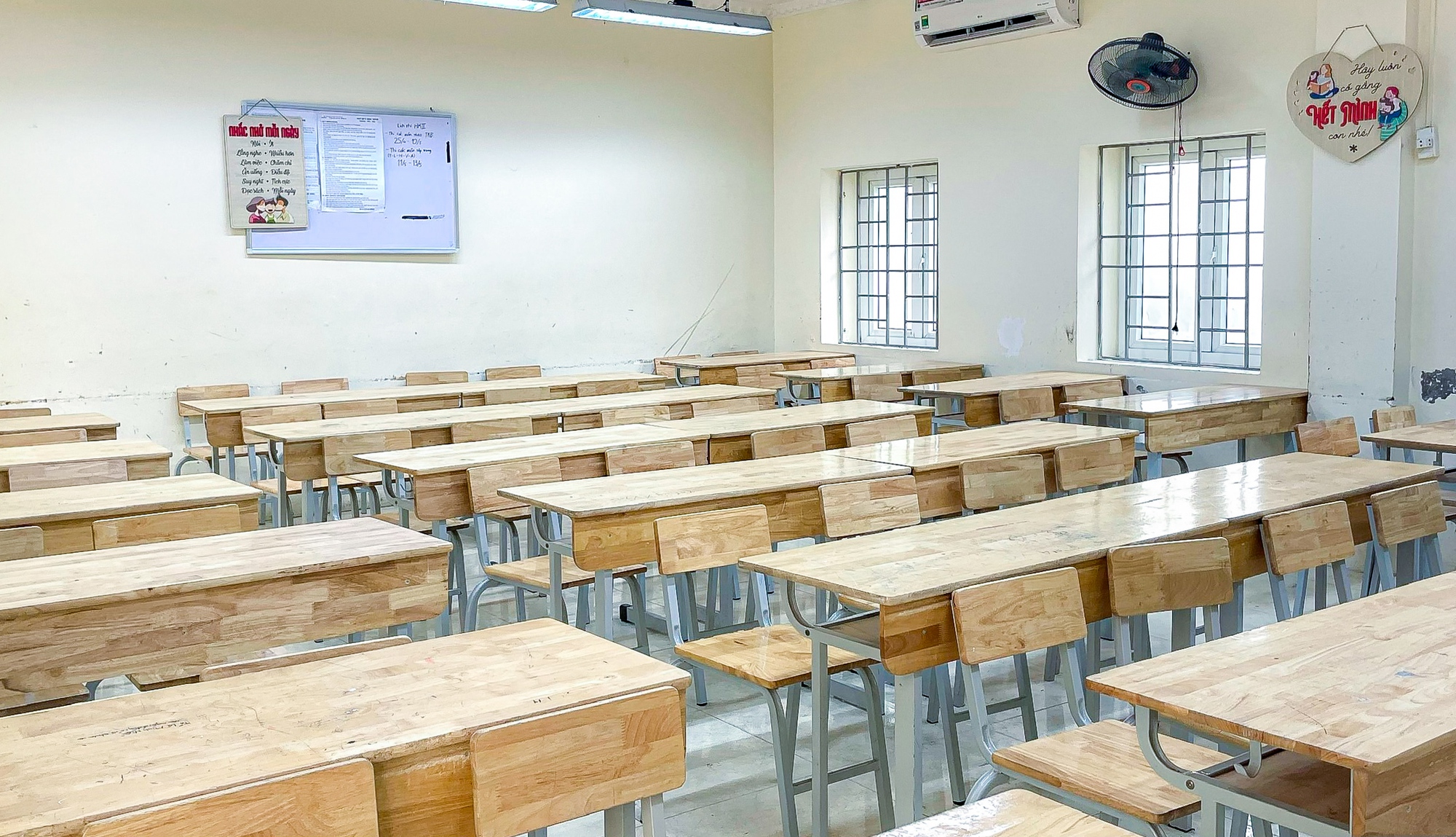 Tất bật chuẩn bị cho cho kỳ thi n&oacute;ng nhất ở H&agrave; Nội - Ảnh 1.
