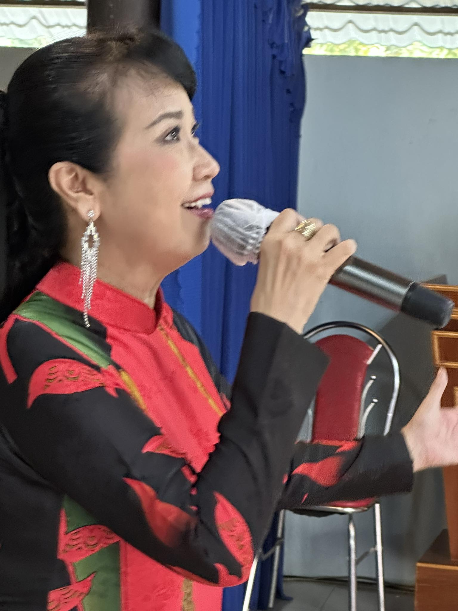 Ca sĩ T&igrave;nh ca Bắc Sơn g&acirc;y x&uacute;c động tại Trung t&acirc;m Bảo trợ x&atilde; hội Ch&aacute;nh Ph&uacute; H&ograve;a - Ảnh 7.